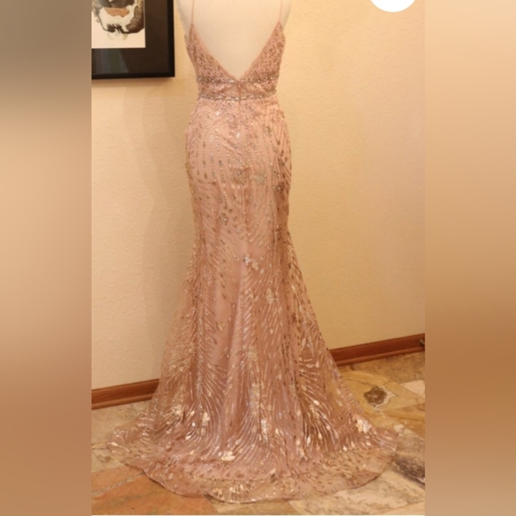 Aspeed design Sparkling Sequin Dress/Stunning V-Neck Fitted Gown with Glitter - Picture 10 of 15